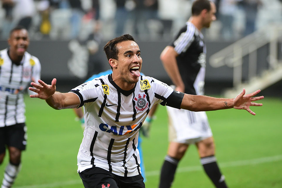 Jadson, para variar, fez o primeiro gol com muita categoria e ainda participou de outro. Djalma Vassão/Gazeta Press
