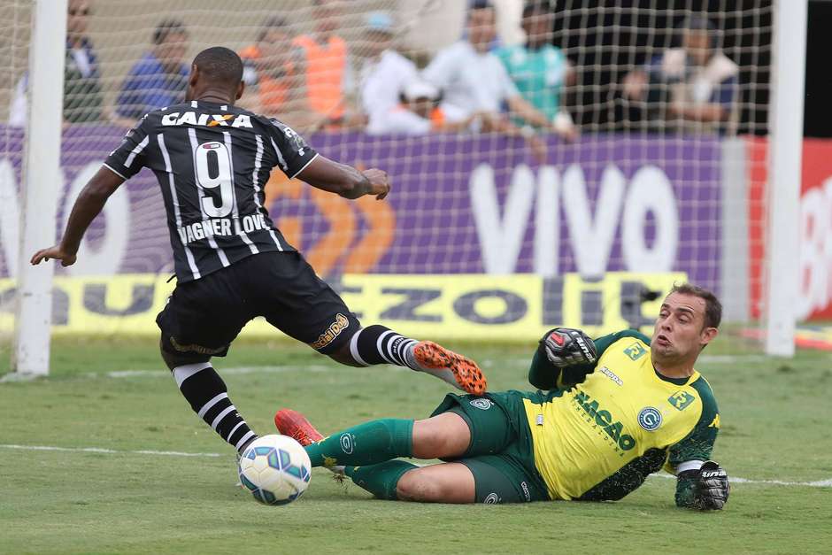 Vágner Love parou nas boas defesas do goleiro Renan. Célio Messias/Gazeta Press